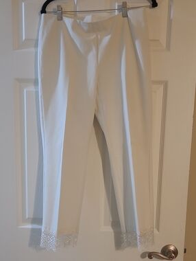 Alfani White Cropped Pants With Cute Trim At Bottom Size 8